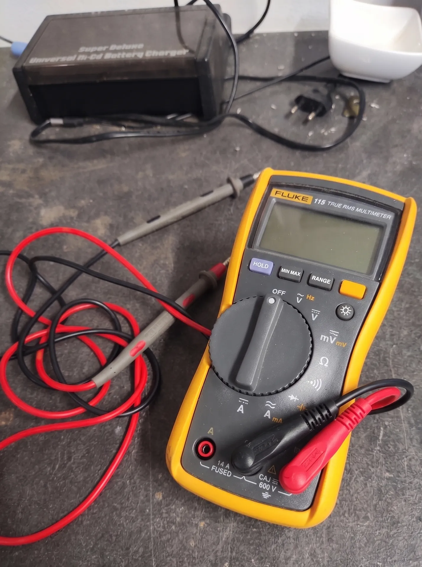 Fluke True-RMS Multimeter mit Messleitungen auf der Werkbank