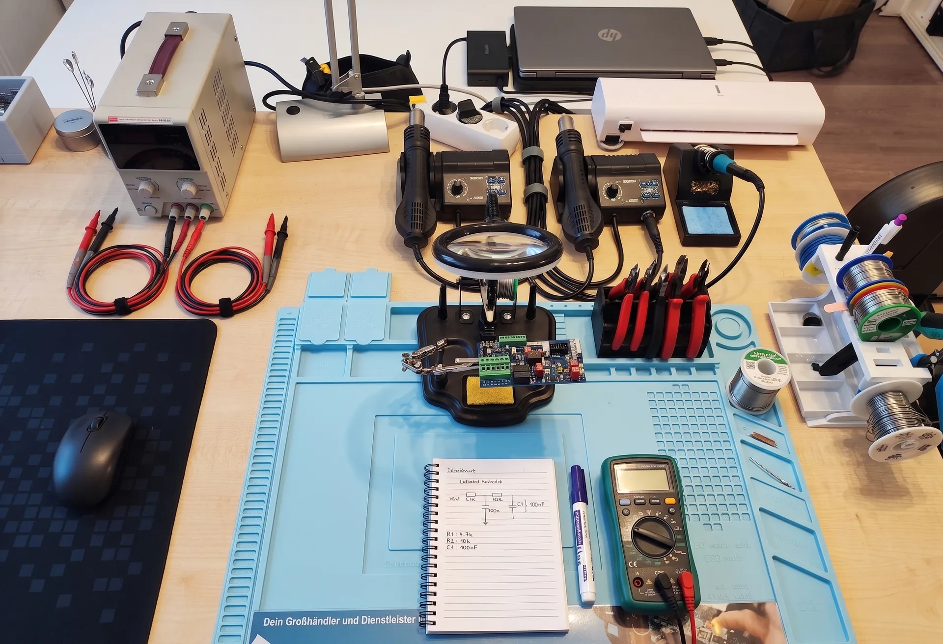 Elektronik-Laborplatz mit Lötstationen, Platinen-Analyse und Messgeräten