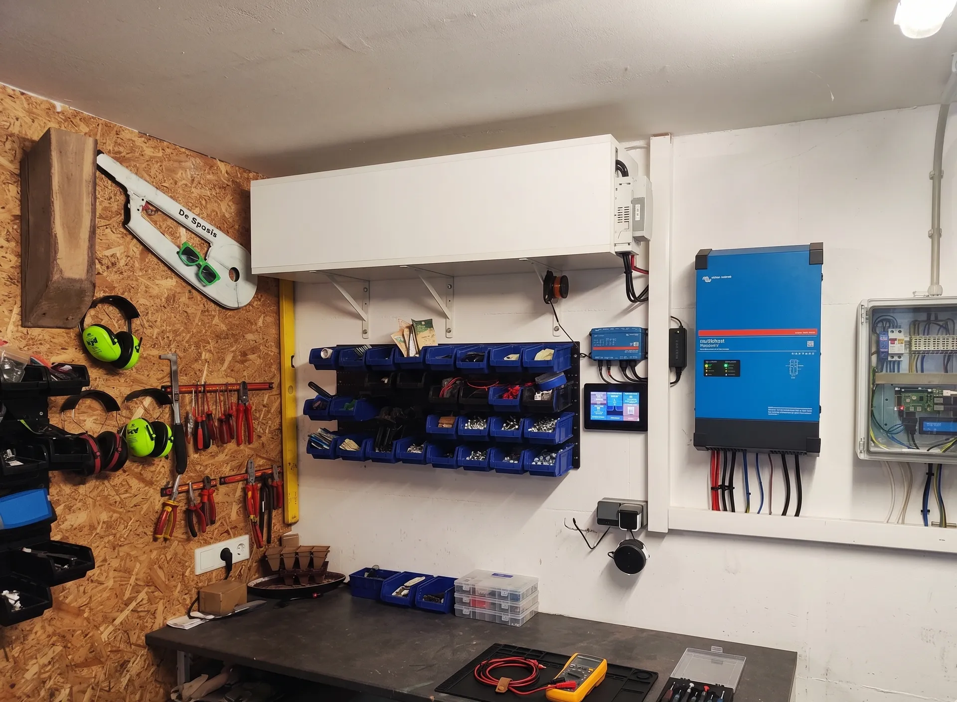 Garage-Werkstatt mit Victron-Wechselrichter, Werkzeugwand und Arbeitsplatz