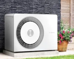 Bosch Compress 5800i AW — Außengerät an Natursteinwand