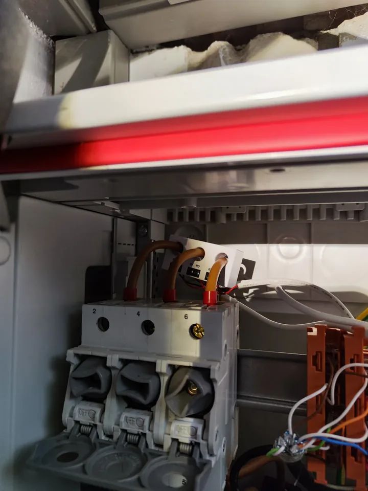 Nahaufnahme der drei Stromwandler-Klemmen des Shelly Pro 3EM auf den Phasen 2, 4 und 6