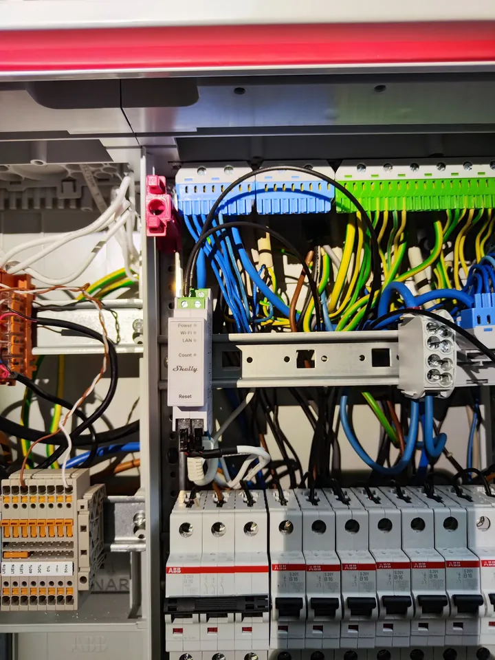 Shelly Pro 3EM auf der Hutschiene in meinem Verteiler, mit drei Stromwandlern auf den Phasen und ABB-Sicherungsautomaten