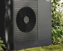 Vaillant aroTHERM plus — Außengerät im Garten