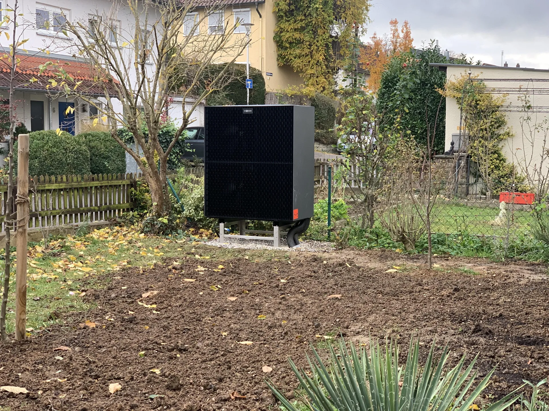 Viessmann Vitocal 250-A — Echte Installation im Garten eines Kunden